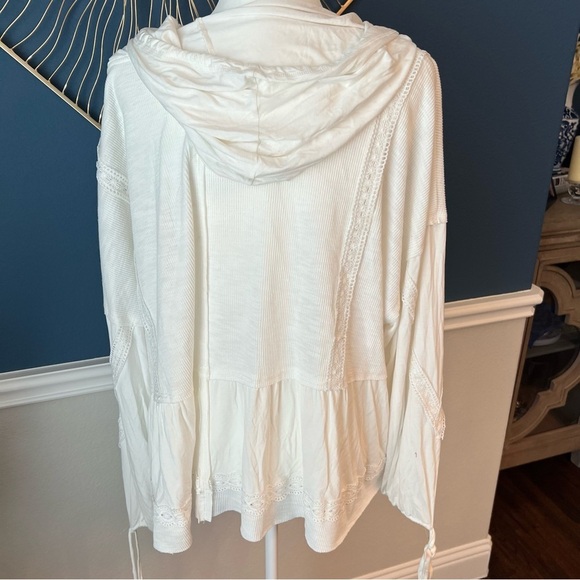 NWOT POL White Hooded Top with Lace Accents - Picture 7 of 8